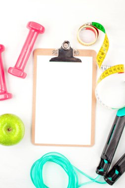 Kırmızı dambıl, spor aletleri, spor aletleri, fotokopi alanının üst görüntüsü. Sağlıklı yaşam tarzı ve kilo verme kavramı