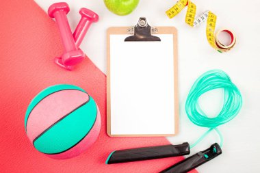 Kırmızı dambıl, spor aletleri, spor aletleri, fotokopi alanının üst görüntüsü. Sağlıklı yaşam tarzı ve kilo verme kavramı