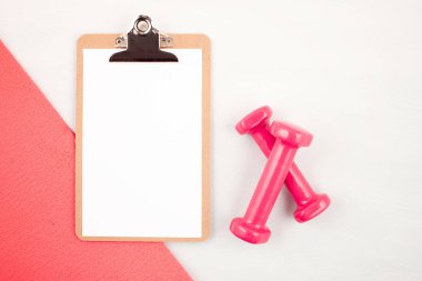 Kırmızı dambıl, spor aletleri, spor aletleri, fotokopi alanının üst görüntüsü. Sağlıklı yaşam tarzı ve kilo verme kavramı