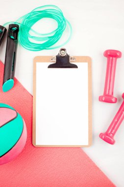 Kırmızı dambıl, spor aletleri, spor aletleri, fotokopi alanının üst görüntüsü. Sağlıklı yaşam tarzı ve kilo verme kavramı