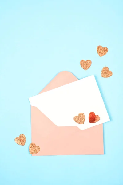 Envelope Vazio Cartão Com Corações Sobre Azul Pastel Backgroung Amor — Fotografia de Stock