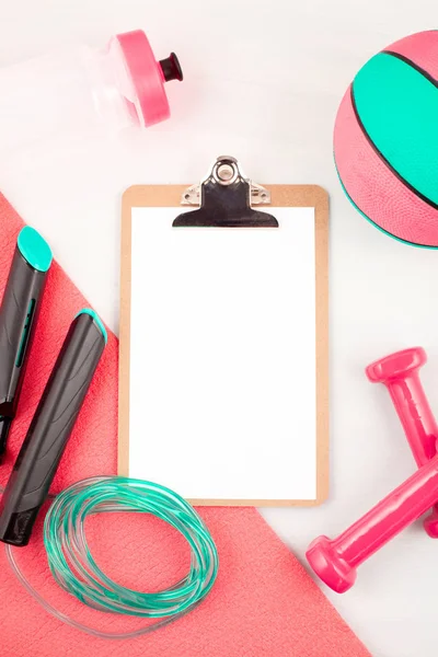 Halter, spor ve fitness ekipmanları düz lay