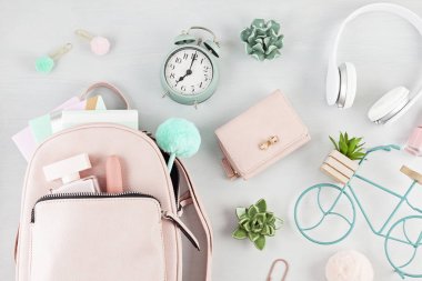 Düz pembe pastel tonları kız ilkbahar yaz aksesuarları ile yatıyordu. Rahat kentsel yaz tarzı, alışveriş konsepti