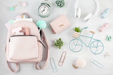 Düz pembe pastel tonları kız ilkbahar yaz aksesuarları ile yatıyordu. Rahat kentsel yaz tarzı, alışveriş konsepti