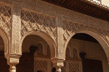Granada Alhambra sarayının mimari detayı - İspanya'nın güneyi. 600 yıllık Arapça karakterler.