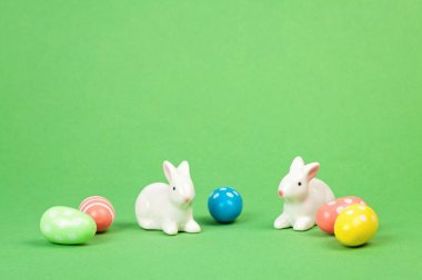 Pastel arka plan üzerinde Paskalya tavşanları