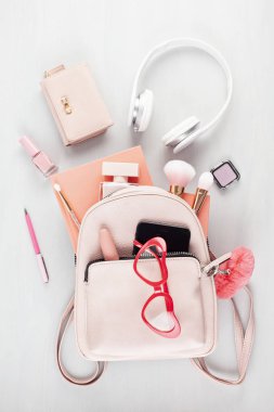 Düz pembe pastel tonları kız ilkbahar yaz aksesuarları ile yatıyordu. Rahat kentsel yaz tarzı, alışveriş konsepti