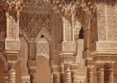 Granada Alhambra sarayının mimari detayı - İspanya'nın güneyi. 600 yıllık Arapça karakterler.