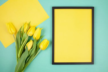 Kopya alanı ve lale buketi ile dekoratif boş çerçeve