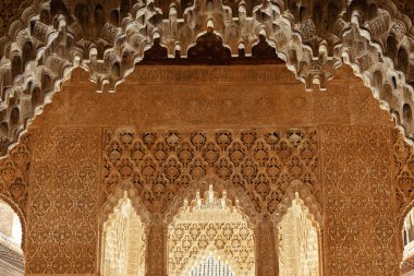 Granada Alhambra sarayının mimari detayı - İspanya'nın güneyi. 600 yıllık Arapça karakterler.