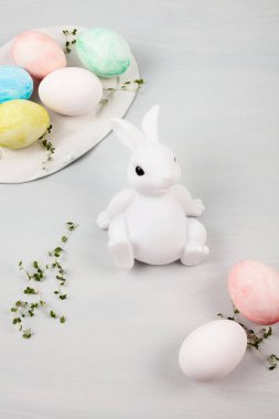 Paskalya yumurtaları ve bunnies ile kompozisyon