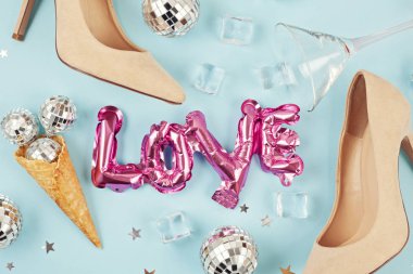 Düz femail ayakkabı, disko topları, buz küpleri, kokteyl cam ve konfeti ile yatıyordu. Parti, kutlama konsepti