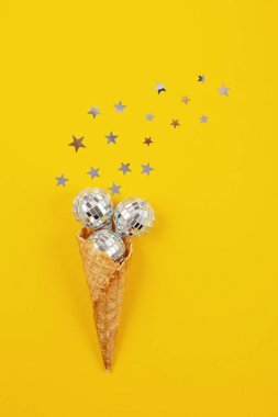 Düz waffle koni disko topları ile yatıyordu. Parti, yaz, kutlama konsepti