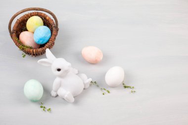 Paskalya yumurtaları ve bunnies ile kompozisyon