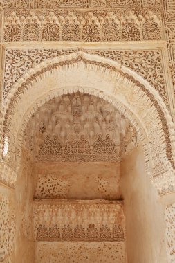Granada Alhambra sarayının mimari detayı - İspanya'nın güneyi. 600 yıllık Arapça karakterler.