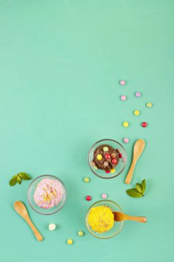 Tepesi ile farklı dondurma üst görünümü. Çikolata, Çilek ve mango dondurma