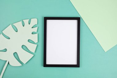 Dekoratif ahşap tropikal yaprakları ve boş çerçeve 