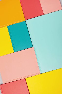 Boş renkli kitap kapakları ile arka plan. Mockup, kopya alanı. Çalışma, okuma, kültür kavramı