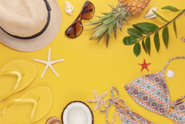 Yaz tatili, seyahat, turizm konsepti düz yatıyordu. Yüzme takımı, şapka ve parmak arası terlik ile tropikal plaj aksesuarları üst görünümü