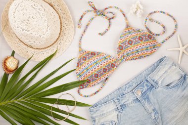 Yaz tatili, seyahat, turizm konsepti düz yatıyordu. Plaj, sayıcı