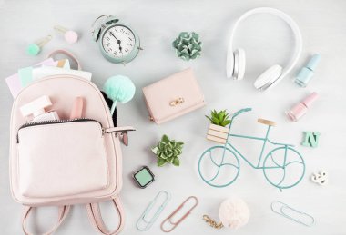 Düz pembe pastel tonları kız ilkbahar yaz aksesuarları ile yatıyordu. Rahat kentsel yaz tarzı, alışveriş konsepti