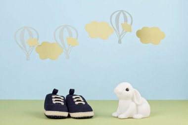 Mavi arka plan üzerinde küçük sevimli erkek çocuk ayakkabı. Erkek doğum günü, bebek duş konsepti