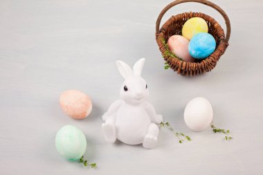 Paskalya yumurtaları ve bunnies ile kompozisyon