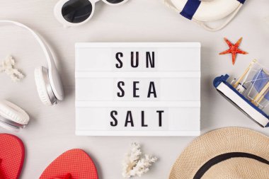 Yaz tatili, seyahat, turizm konsepti düz yatıyordu. Plaj, sayıcı