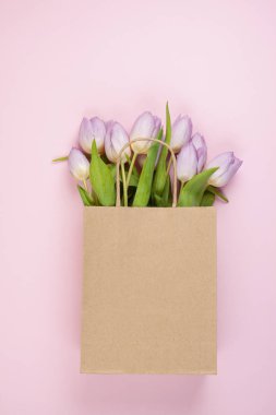 Üstte görmek lale buketi