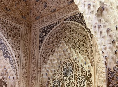 Granada Alhambra sarayının mimari detayı - İspanya'nın güneyi. 600 yıllık Arapça karakterler.