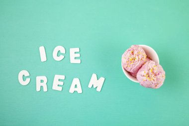 Aquam üzerinde tepesi ile beyaz kase çilek dondurma kepçe