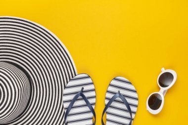 Yaz tatili, seyahat, turizm konsepti düz yatıyordu