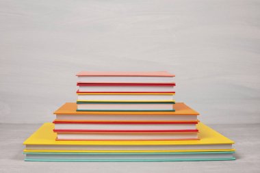 Masadaki kitap yığını. Boş zaman, okuma, çalışma konsepti