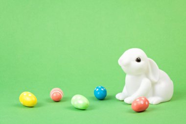 Pastel arka plan üzerinde Paskalya tavşanları