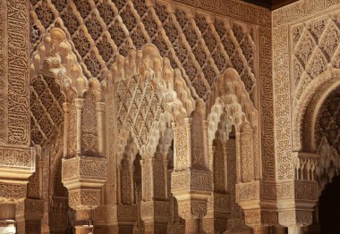 Granada Alhambra sarayının mimari detayı - İspanya'nın güneyi. 600 yıllık Arapça karakterler.