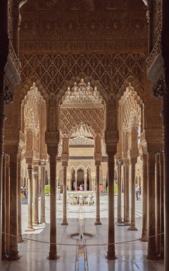 Alhambra sarayının mimari detayı. Granada, İspanya - 20 Haziran 2018