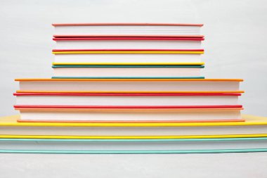 Masadaki kitap yığını. Boş zaman, okuma, kütüphane, çalışma, kültür kavramı