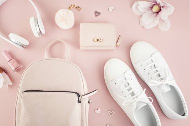 Düz pembe pastel tonları kız ilkbahar yaz aksesuarları ile yatıyordu. Rahat kentsel yaz tarzı, alışveriş konsepti