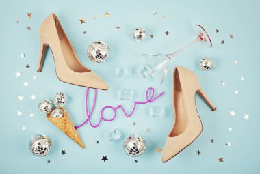 Düz femail ayakkabı, disko topları, buz küpleri, kokteyl cam ve konfeti ile yatıyordu. Parti, kutlama konsepti