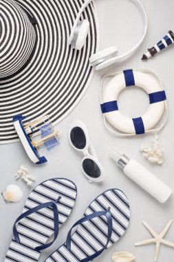 Yaz tatili, seyahat, turizm konsepti düz yatıyordu. Plaj, sayıcı