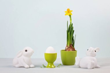 Paskalya yumurtaları ve bunnies ile kompozisyon