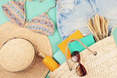 Yaz tatili, seyahat, turizm konsepti düz yatıyordu