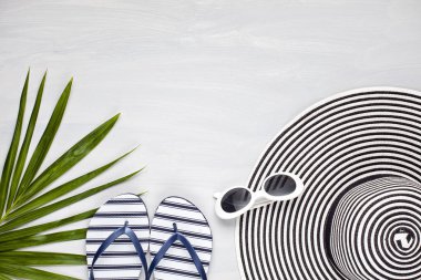 Yaz tatili, seyahat, turizm konsepti düz yatıyordu