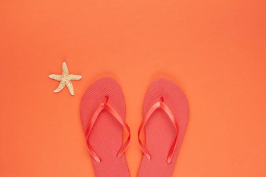 Yaz tatili, seyahat, turizm konsepti düz yatıyordu