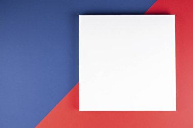 Mavi, beyaz ve kırmızı renklerde soyut kağıt geometrik arka plan