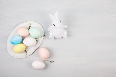 Paskalya yumurtaları ve bunnies ile kompozisyon