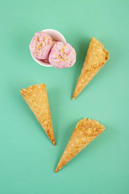 Aquam üzerinde tepesi ile beyaz kase çilek dondurma kepçe