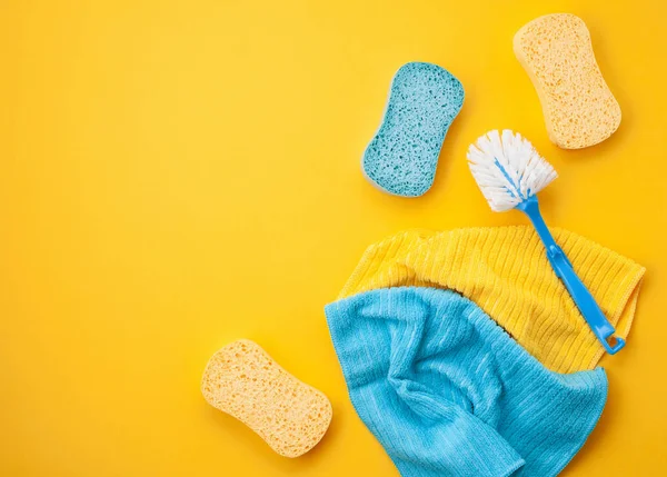 Detergenti e accessori per la pulizia in colore pastello . — Foto Stock