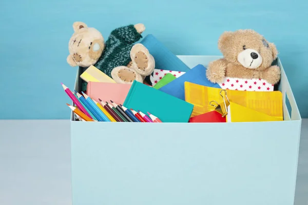 Caixa com doações para crianças com material escolar e brinquedos — Fotografia de Stock