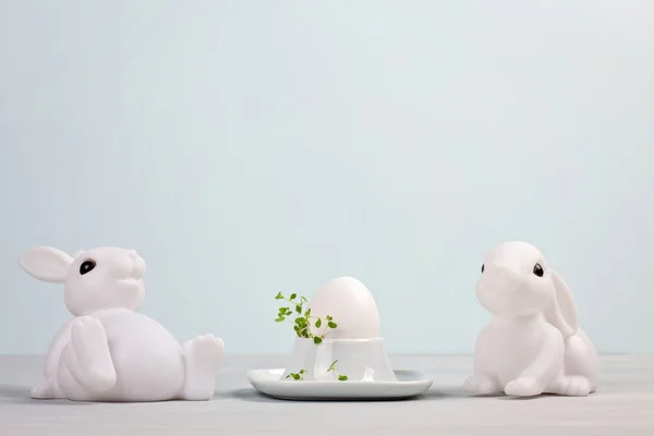 Paskalya yumurtaları ve bunnies ile kompozisyon — Stok fotoğraf